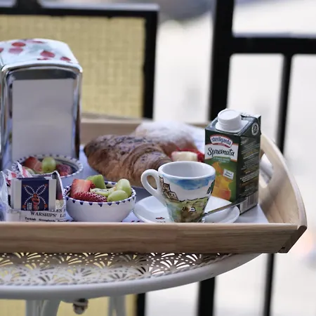 Happy In Couette-café